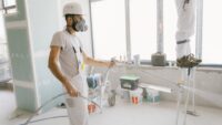 Comment peindre une façade au pistolet airless : technique, réglages et conseils de pro