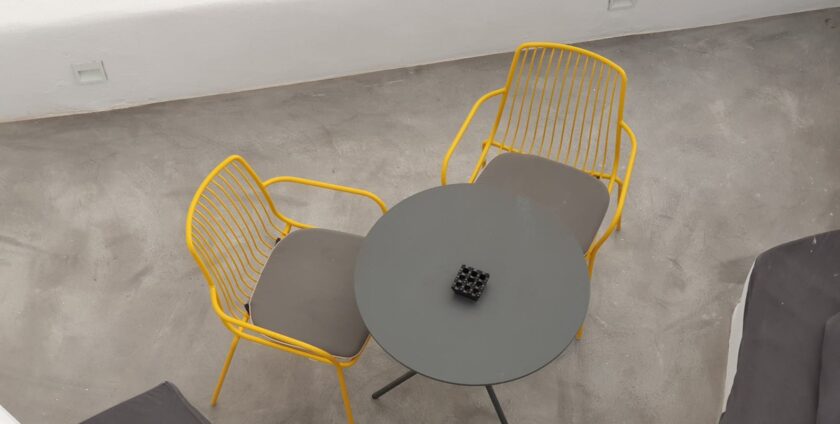 Terrasse en béton gris avec mobilier de jardin moderne