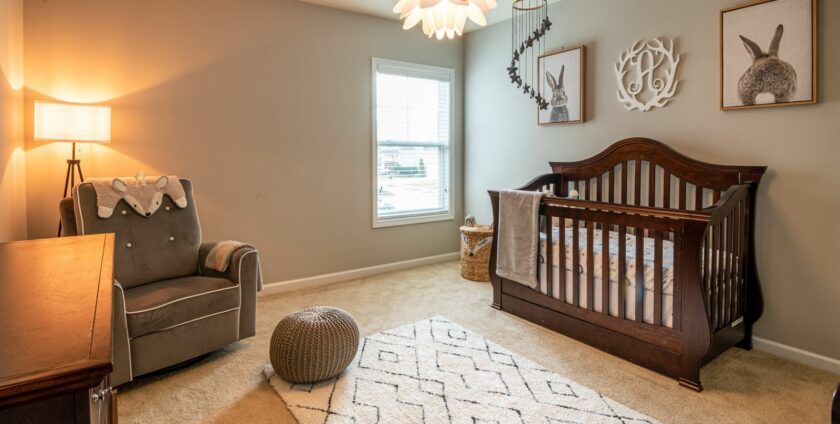 Chambre de bébé avec murs en teinte bleu-gris pâle apaisante et berceau en bois