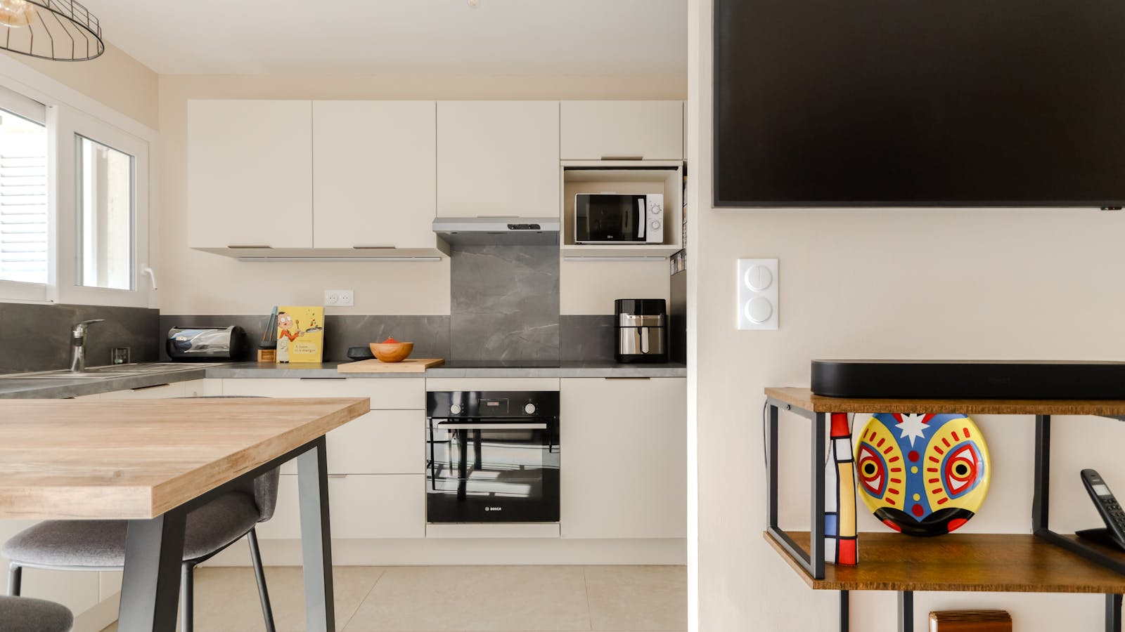 Cuisine moderne et lumineuse avec murs blancs, exemple de peinture claire en cuisine