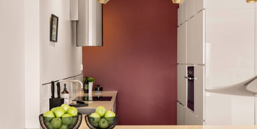 Cuisine moderne avec mur accent terracotta et façades claires