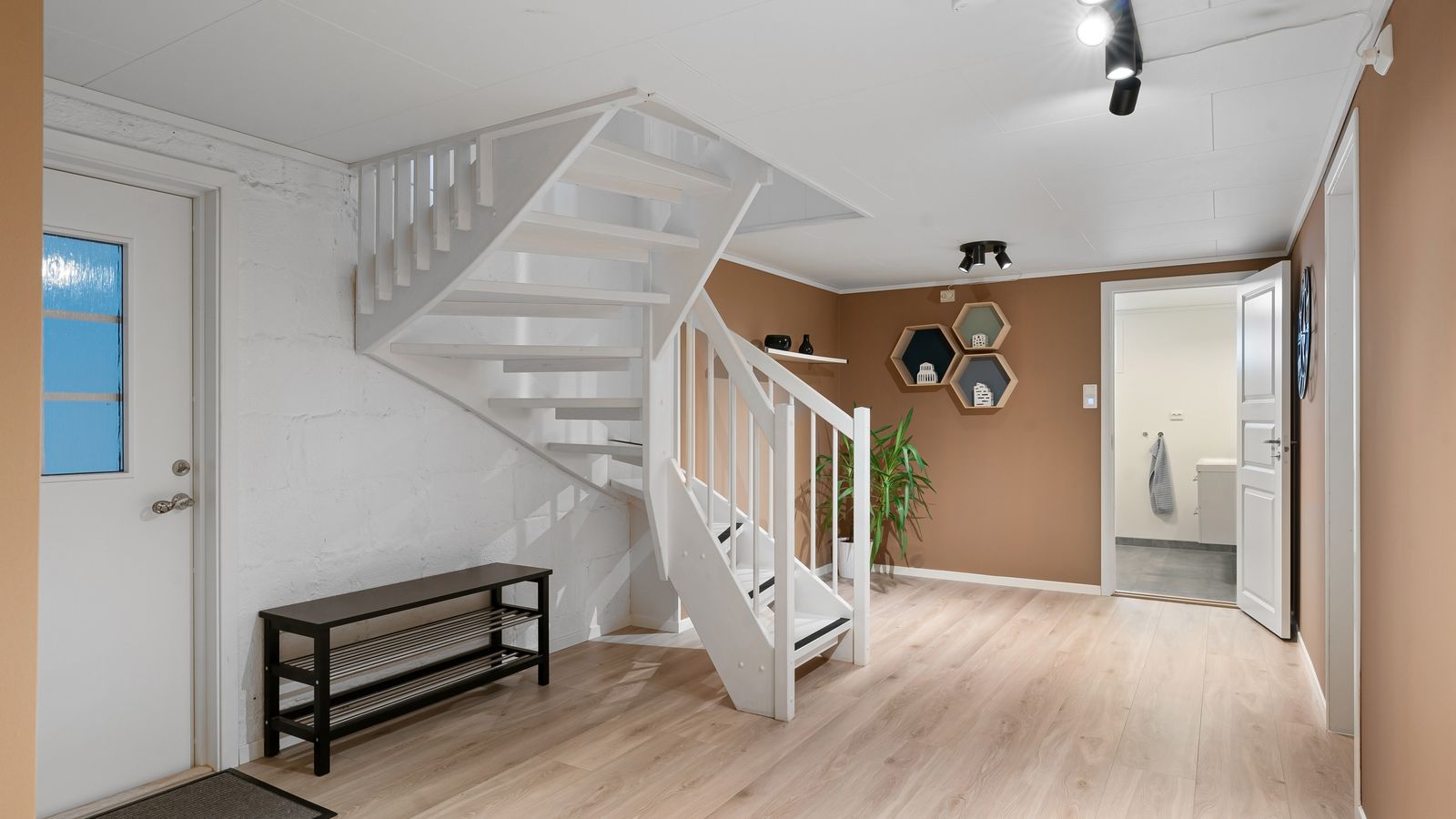Escalier en bois peint en blanc dans un intérieur contemporain