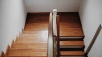 Comment peindre un escalier en bois ? Guide étape par étape