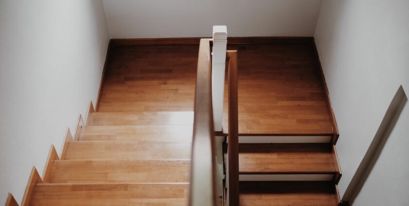 Escalier en bois dans un intérieur moderne et lumineux