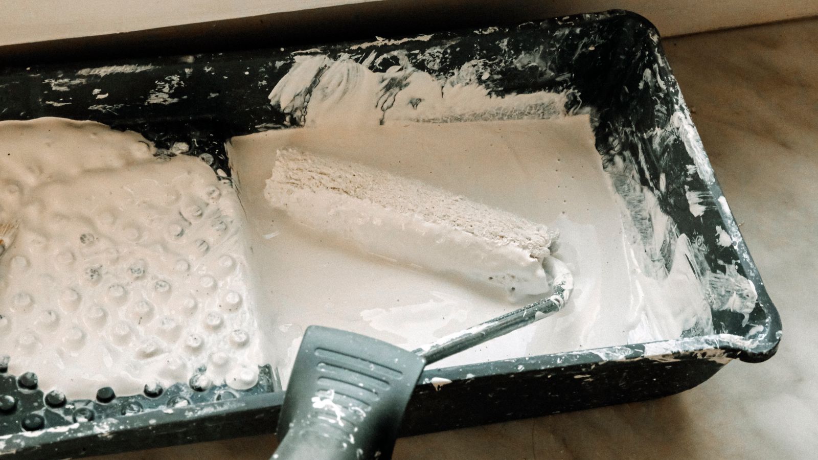 Rouleau et plateau de peinture blanche pour salle de bain