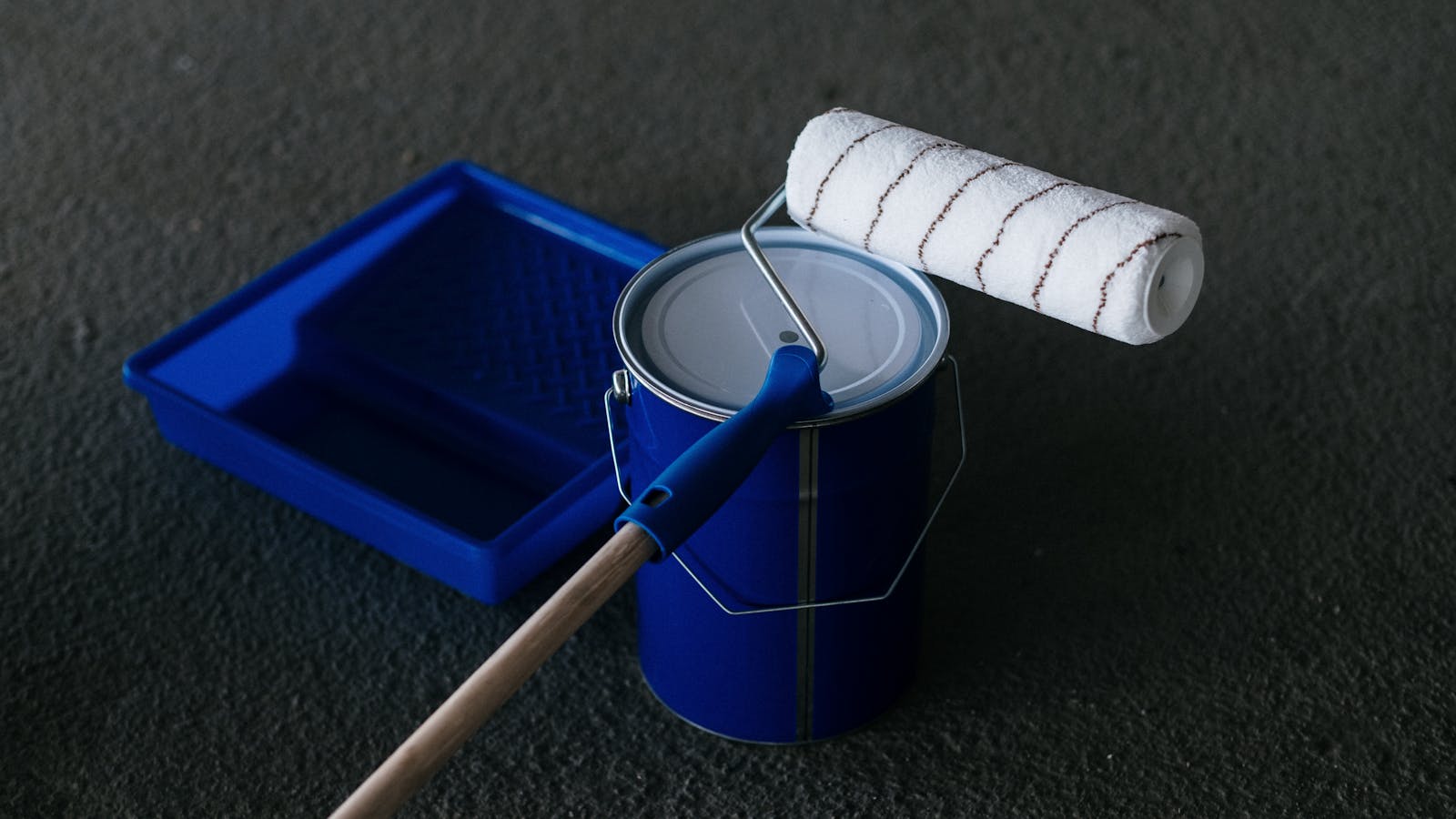 Matériel nécessaire pour peindre son mobilier de jardin : pot de peinture, bac et rouleau