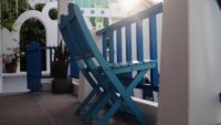 Comment repeindre son mobilier de jardin : guide pratique par matière
