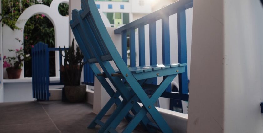Chaises de jardin en bois peintes en bleu sur une terrasse ensoleillée
