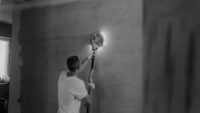 Faut-il poncer entre deux couches de peinture ? Ce que font vraiment les pros