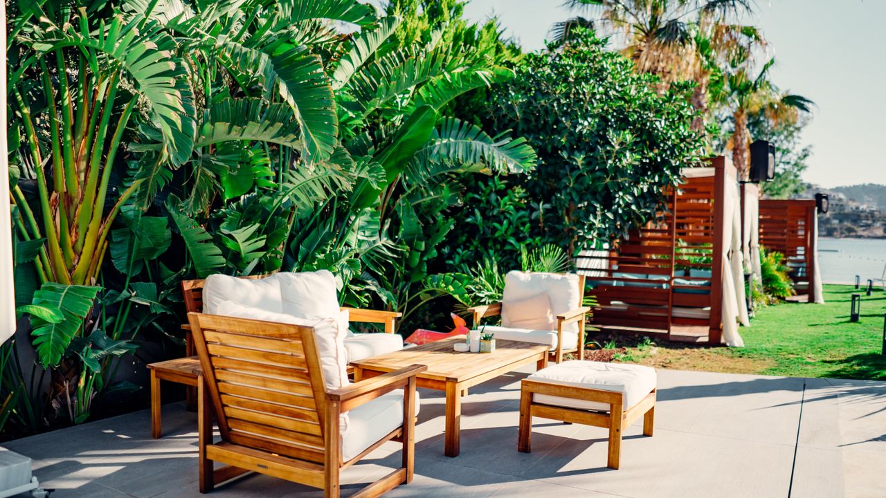 Salon de jardin en bois naturel sur une terrasse extérieure