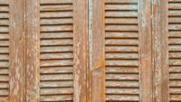 Comment peindre des volets en bois : guide étape par étape