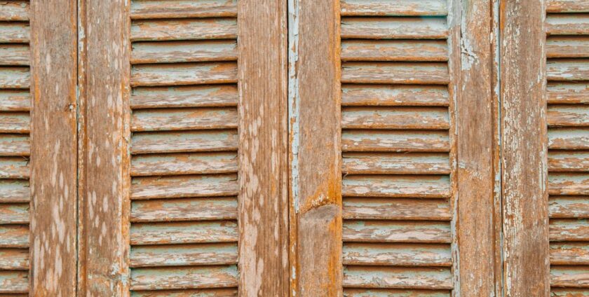 Volets en bois avec peinture écaillée à rénover