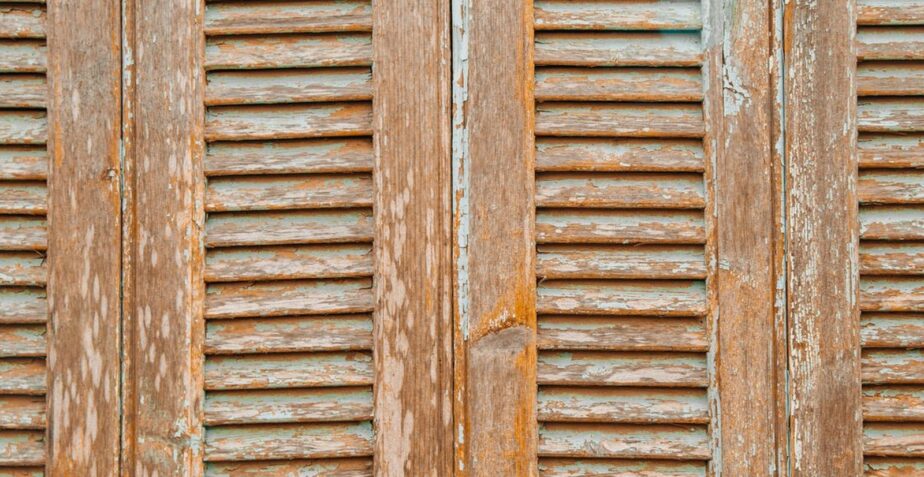 Comment peindre des volets en bois : guide étape par étape