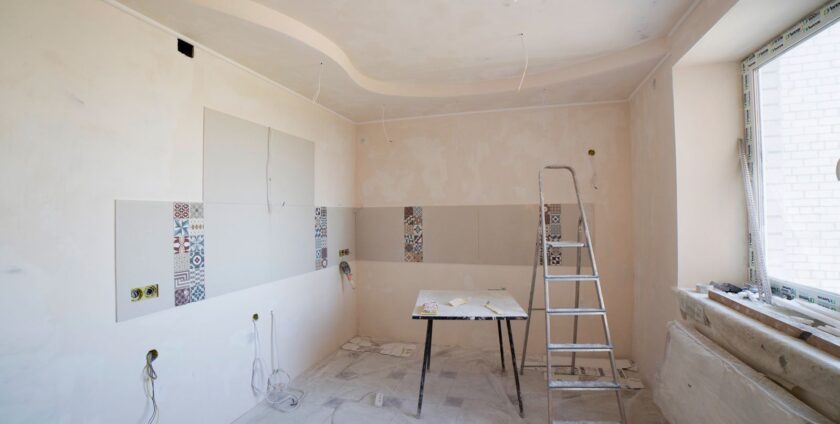 Cuisine en cours de rénovation avec carrelage et enduit sur les murs