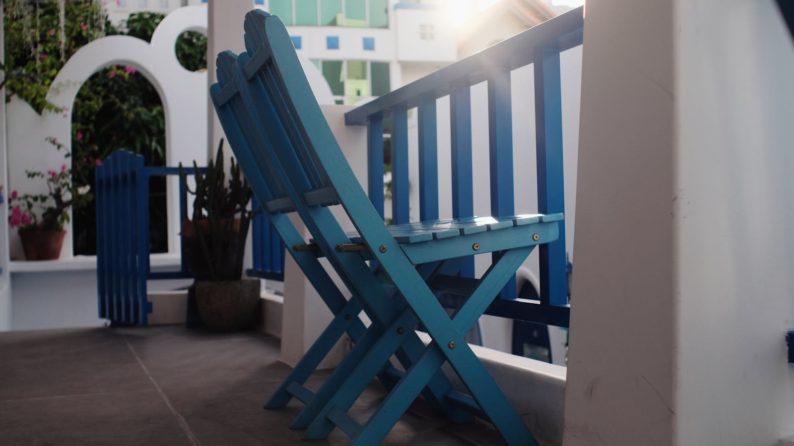 Mobilier de jardin en bois peint en bleu sur une terrasse extérieure