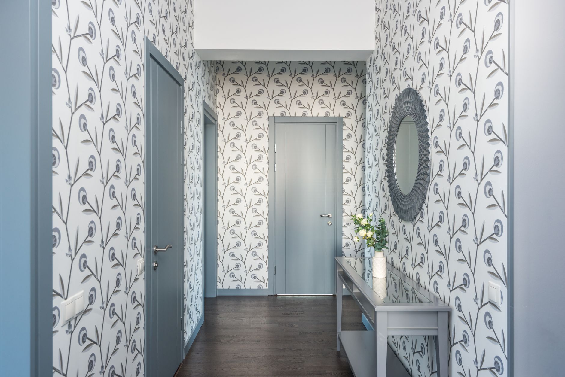 Couloir décoré avec du papier peint floral bleu et blanc – exemple d'intérieur tapissé