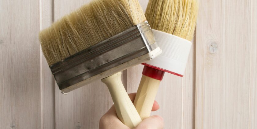 Peindre ses boiseries avec pinceau plat et brosse à rechampir