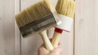 Comment peindre ses boiseries : technique, étapes et produits conseillés