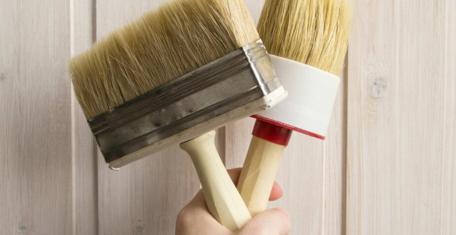 Comment peindre ses boiseries : technique, étapes et produits conseillés