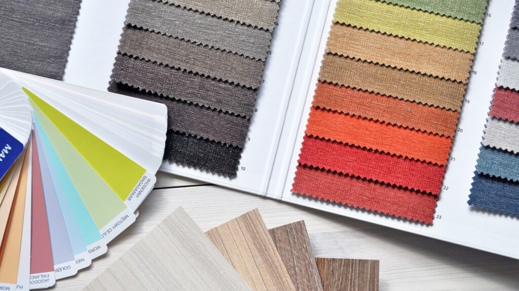 Palette de teintes, nuancier peinture et échantillons tissu pour choisir les 3 couleurs d'une décoration intérieure harmonieuse