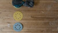 Comment enlever la peinture sur du bois : 4 méthodes efficaces