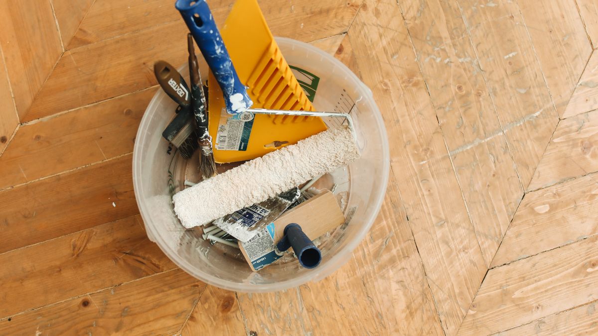 Matériel nécessaire pour peindre un parquet : rouleaux, pinceaux et outils de rénovation