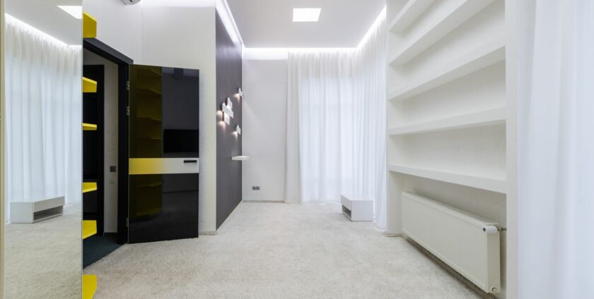 Radiateur blanc panneau dans une pièce moderne lumineuse