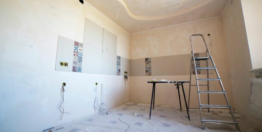 Pièce en cours de rénovation avec carrelage mural en pose et sol protégé - illustration ordre des travaux peinture carrelage