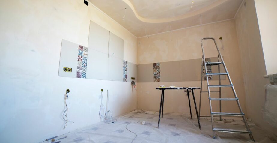Peinture avant ou après le carrelage : quel ordre suivre ?
