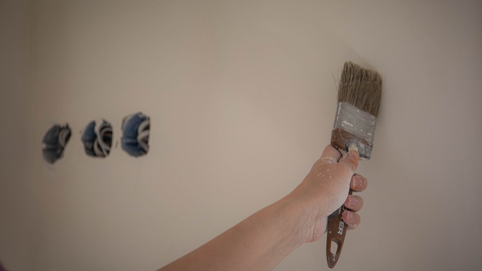 Peinture au pinceau pour rénovation intérieure