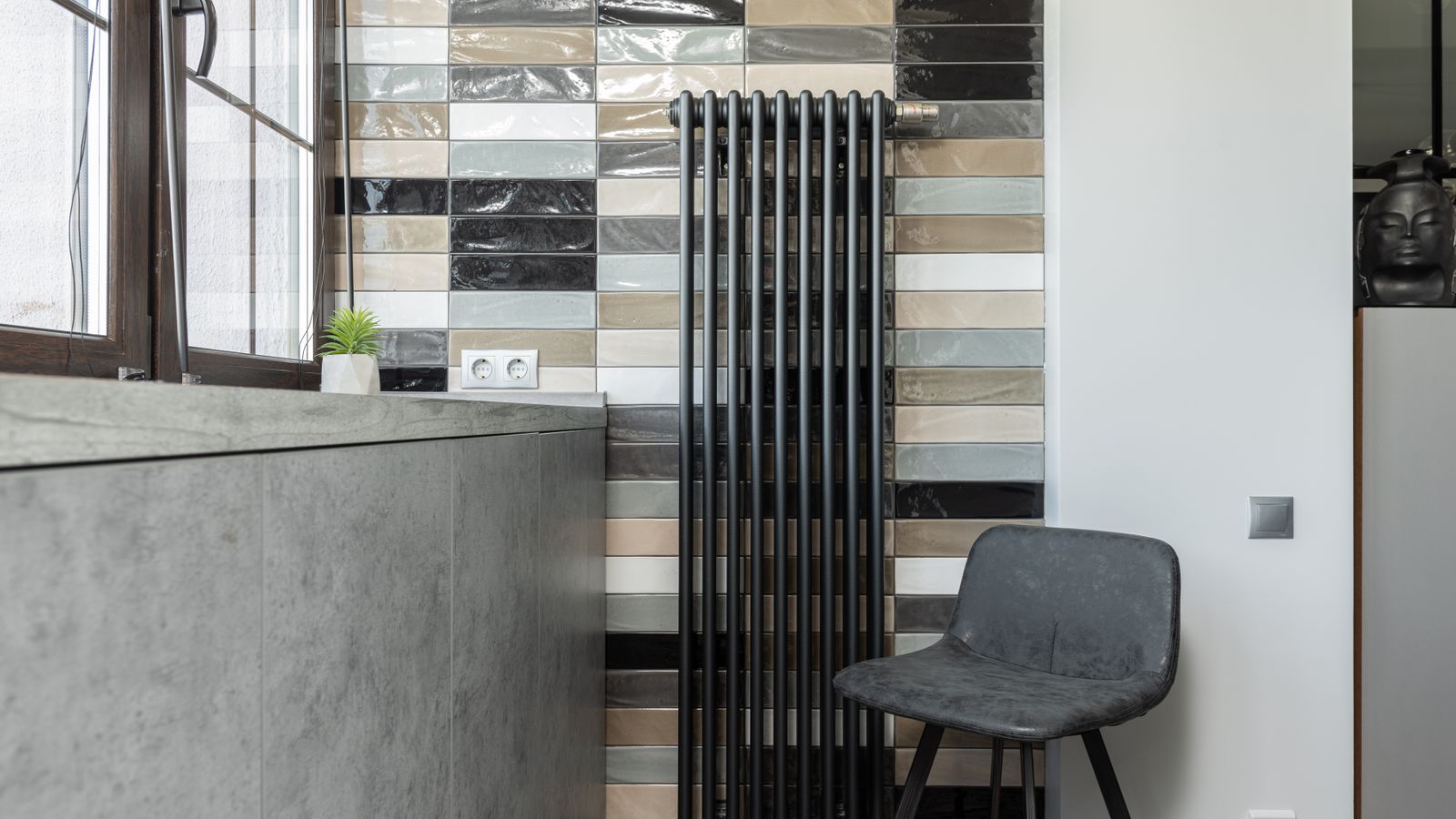 Radiateur colonne noir design dans un salon moderne