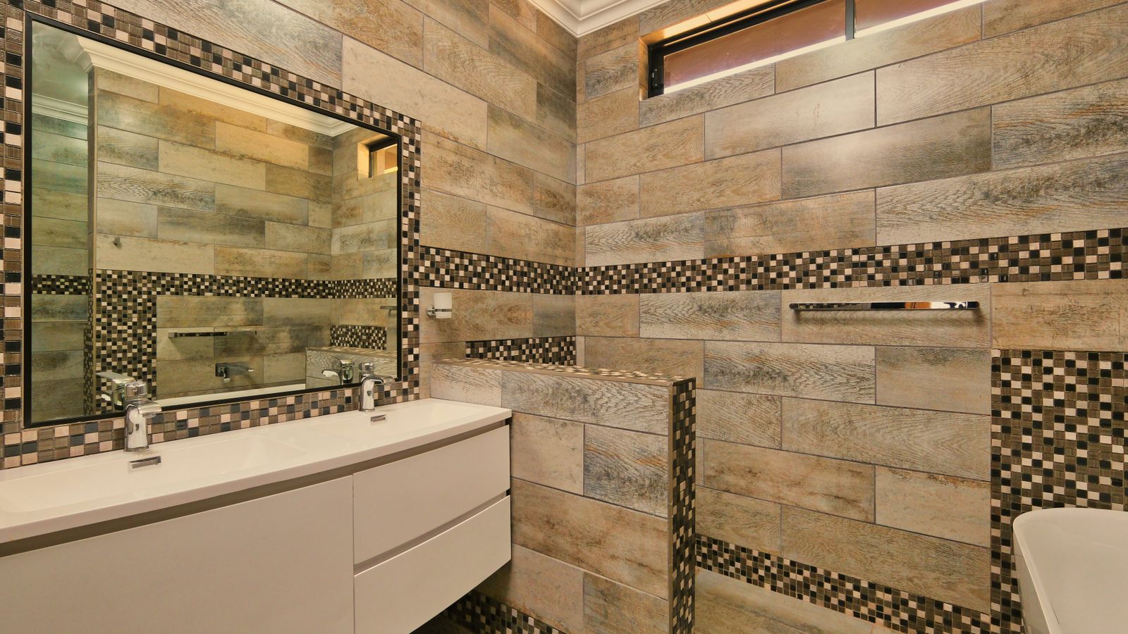 Revêtement mural salle de bain avec carrelage décoratif et mosaïque