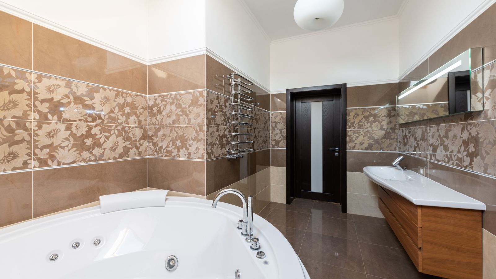 Salle de bain rénovée avec baignoire et revêtement mural brun