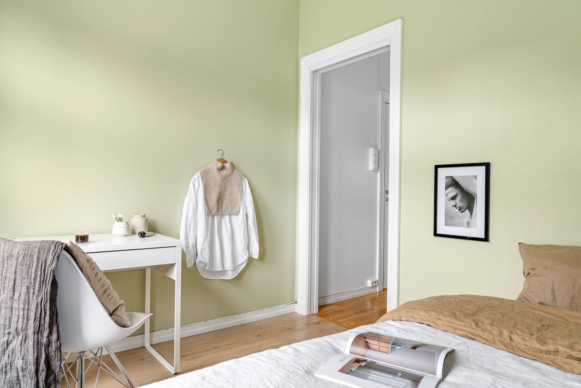 Comparaison finition mate et velours sur mur de chambre en vert sauge