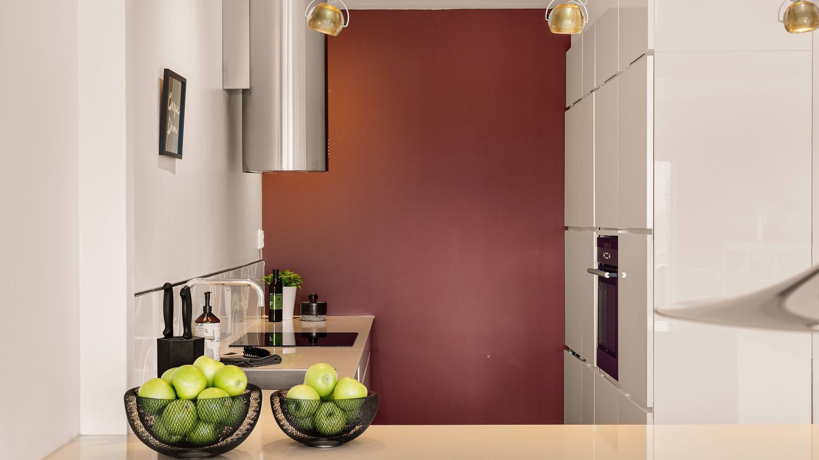 Mur en peinture terracotta bordeaux dans une cuisine moderne – tendance automne 2026