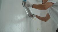 Enduit de lissage : comment l&rsquo;appliquer sur un mur étape par étape ?