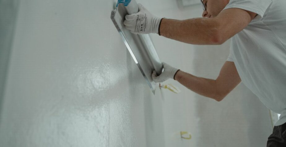 Enduit de lissage : comment l&rsquo;appliquer sur un mur étape par étape ?