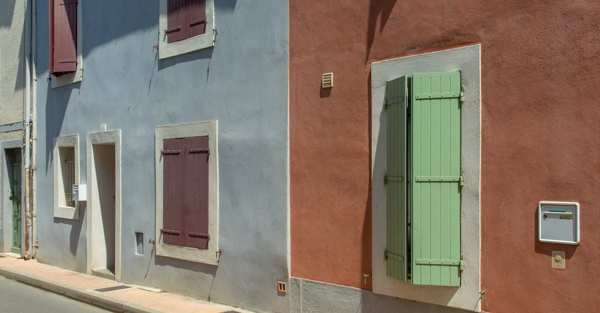 Façades colorées avec enduit et volets en bois après ravalement et isolation