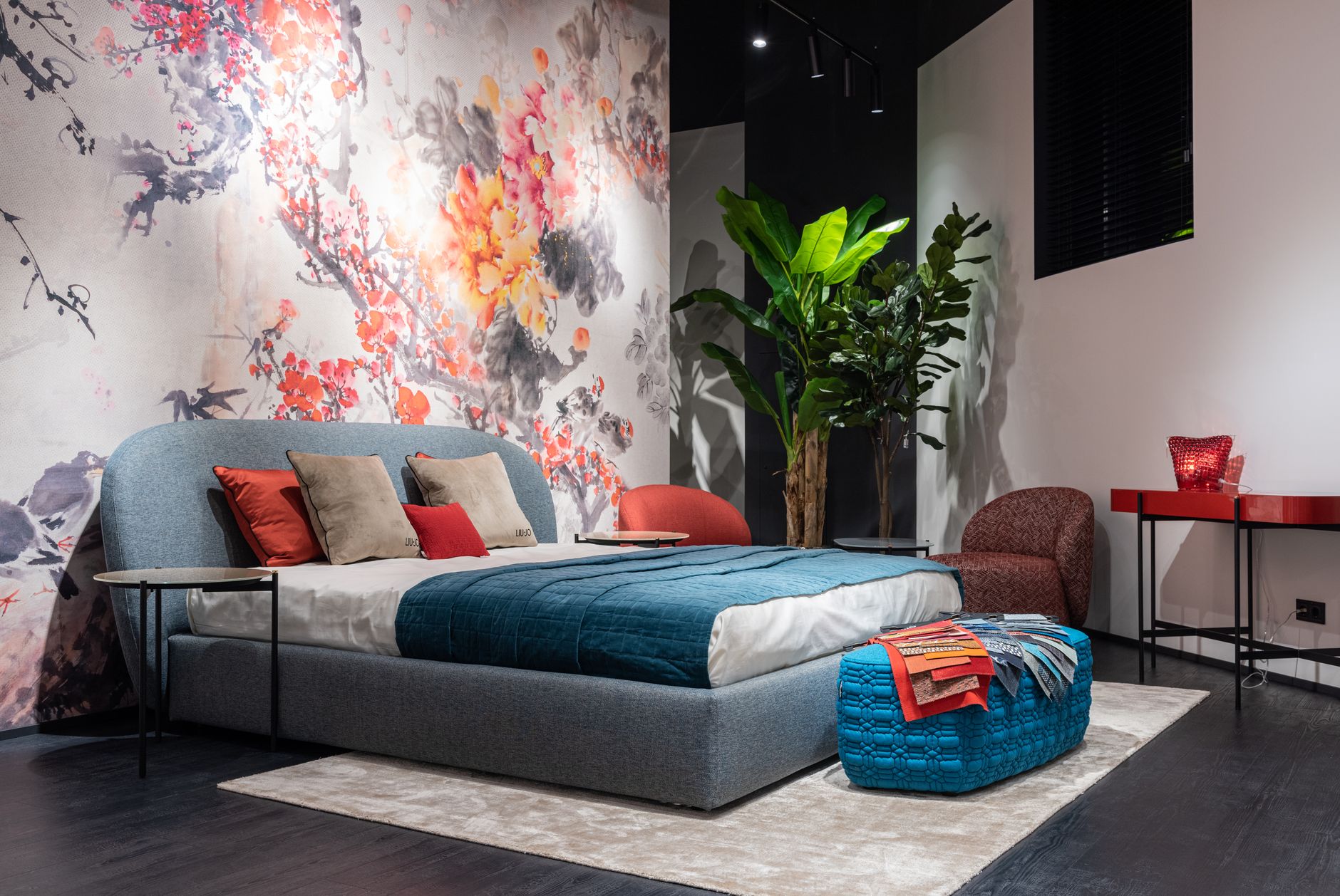 Chambre adulte avec mur en bleu gris mat et literie en lin naturel