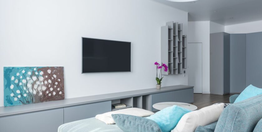 Salon moderne avec murs gris clair peints et canapé bleu canard
