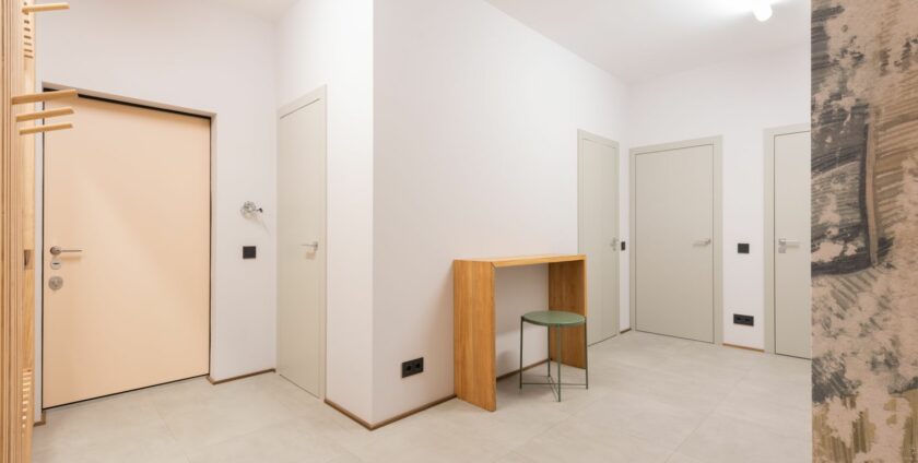 Couloir moderne avec portes intérieures de couleur gris sauge et porte bois naturel