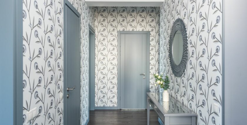 Couloir décoré avec papier peint floral bleu et peinture, ambiance contemporaine