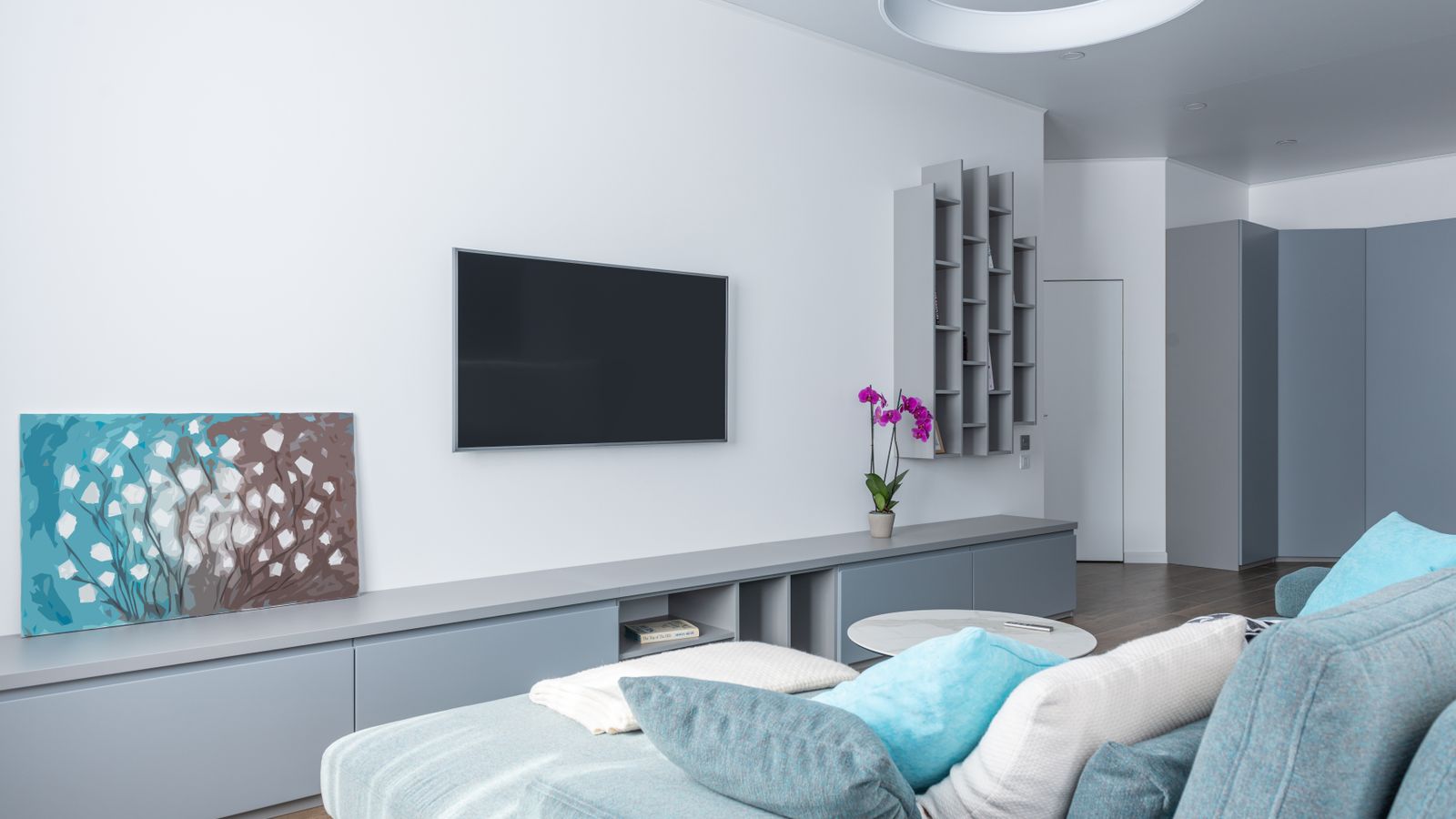 Salon avec mur gris en finition velours, décoration intérieure